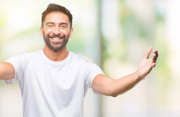 Homem Hispânico Adulto Sobre Fundo Isolado Olhando Para Câmera Sorrindo — Fotografia de Stock