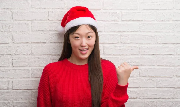 Молода Китайська Жінка Носить Санта Клауса Капелюх Вказуючи Показуючи Пальця — стокове фото