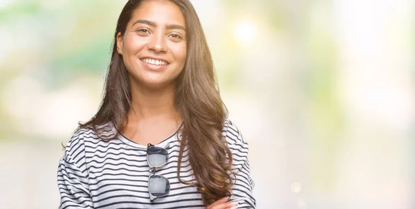 Junge Schöne Arabische Frau Mit Sonnenbrille Über Isoliertem Hintergrund Glücklich — Stockfoto