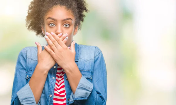 Mujer Afroamericana Joven Sobre Fondo Aislado Impactó Cubriendo Boca Con — Foto de Stock