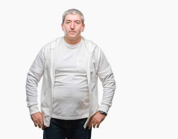 Przystojny Mężczyzna Senior Noszenie Odzież Sportową Białym Tle Poważną Miną — Zdjęcie stockowe