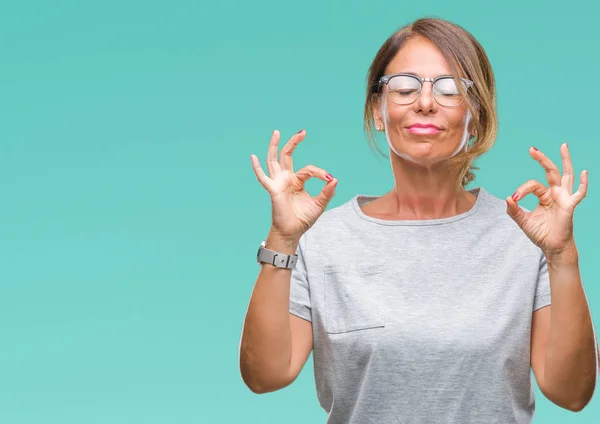 中年高级拉美裔妇女戴眼镜在孤立的背景放松和微笑与眼睛关闭做冥想手势与手指 瑜伽概念 — 图库照片