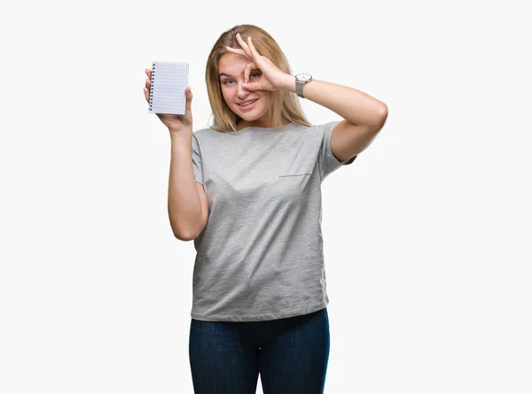 Mulher Branca Jovem Segurando Notebook Branco Sobre Fundo Isolado Com — Fotografia de Stock