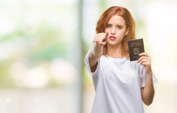 Giovane Bella Donna Possesso Passaporto Italia Sfondo Isolato Che Punta — Foto Stock