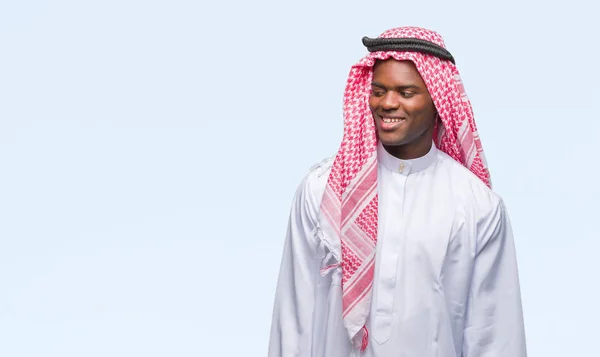 Unga Arabiska Afrikanska Mannen Bär Traditionella Huvudbonaden Över Isolerade Bakgrunden — Stockfoto