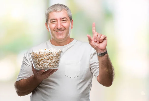 Schöner Älterer Mann Der Popcorn Über Isoliertem Hintergrund Isst Überrascht — Stockfoto