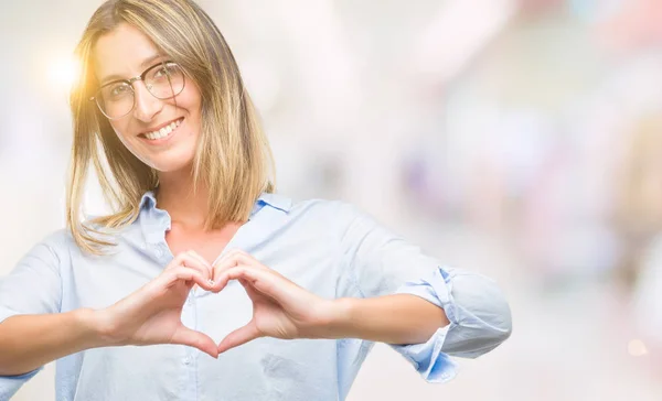 Jonge Mooie Zakenvrouw Geïsoleerde Achtergrond Glimlachend Liefde Met Hartsymbool Vorm — Stockfoto