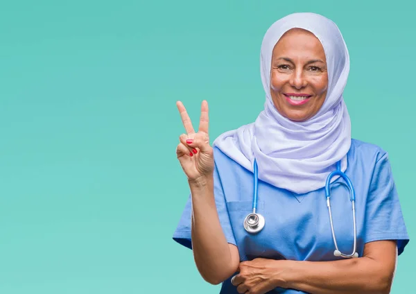 Старшая Арабская Медсестра Средних Лет Носит Хиджаб Изолированном Фоне Улыбаясь — стоковое фото