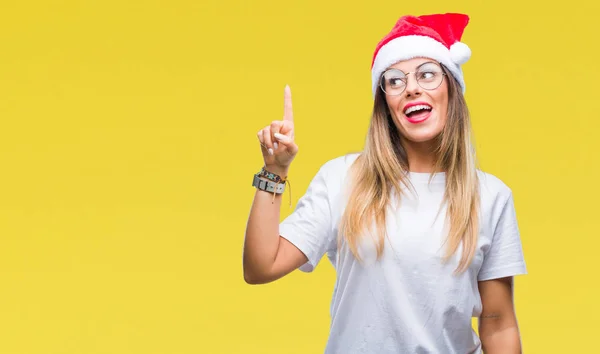 Junge Schöne Frau Mit Weihnachtsmütze Über Isoliertem Hintergrund Mit Erhobenem — Stockfoto