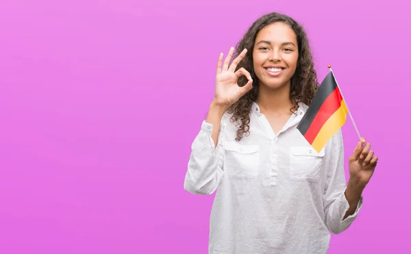 Mulher Hispânica Jovem Segurando Bandeira Alemanha Fazendo Sinal Com Dedos — Fotografia de Stock