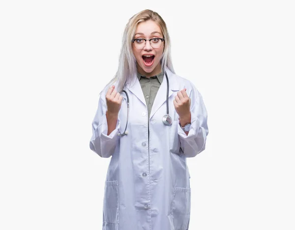 Genç Sarışın Doktor Kadın Kutluyor Izole Arka Plan Üzerinde Şaşırttı — Stok fotoğraf