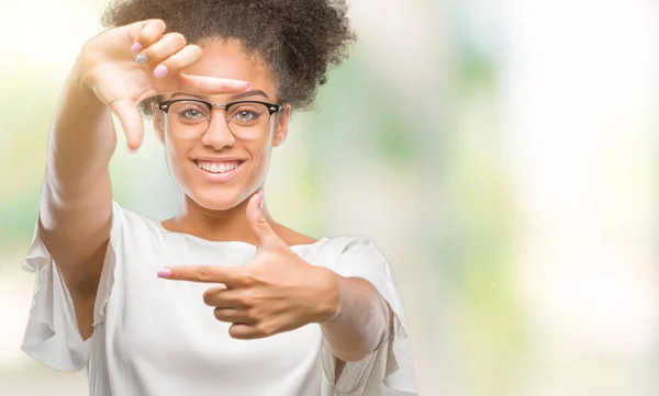 Jovem Afro Americana Usando Óculos Sobre Fundo Isolado Sorrindo Fazendo — Fotografia de Stock