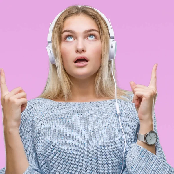 Jovem Caucasiana Ouvindo Música Usando Fones Ouvido Sobre Fundo Isolado — Fotografia de Stock