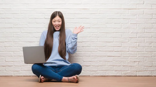 Joven Mujer China Sentada Suelo Sobre Pared Ladrillo Usando Ordenador —  Fotos de Stock