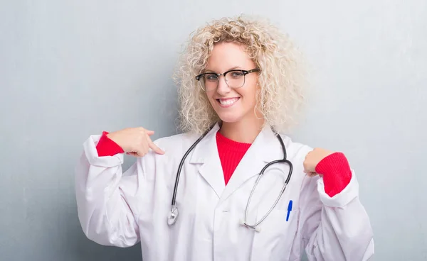 Jonge Blonde Dokter Vrouw Grunge Grijs Muur Zoek Vertrouwen Met — Stockfoto