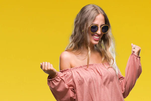 Schöne Junge Blonde Frau Mit Retro Sonnenbrille Vor Isoliertem Hintergrund — Stockfoto