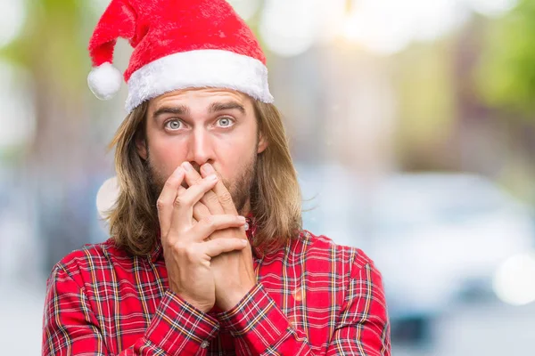 Mladý Pohledný Muž Dlouhými Vlasy Nosí Santa Claus Klobouk Izolované — Stock fotografie