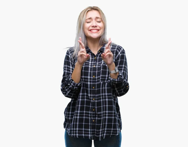 Mujer Rubia Joven Sobre Fondo Aislado Sonriendo Cruzando Los Dedos —  Fotos de Stock