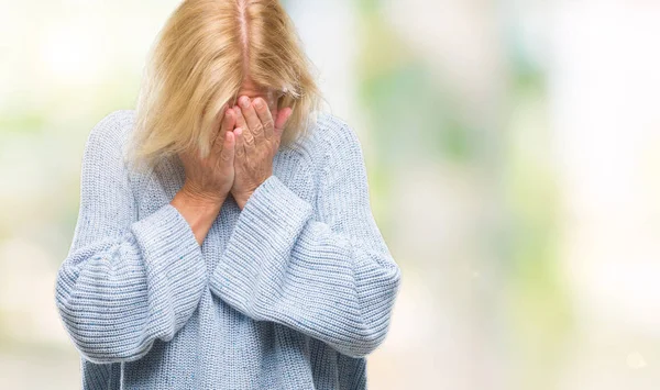 中年金发女子穿着冬季毛衣在孤立的背景与悲伤表达覆盖脸与手 而哭泣 抑郁症概念 — 图库照片