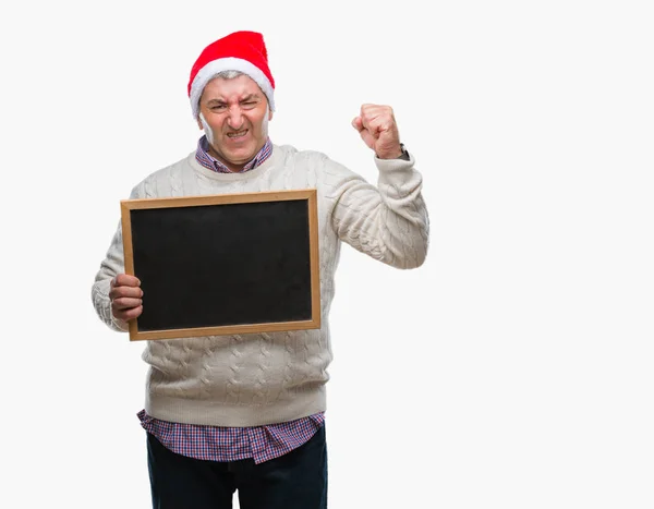 Bonito Homem Sênior Vestindo Chapéu Natal Segurando Quadro Negro Sobre — Fotografia de Stock