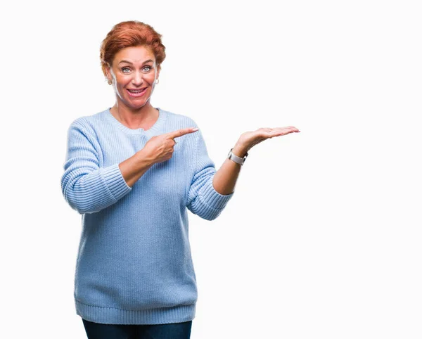 Atractiva Mujer Pelirroja Caucásica Senior Sobre Fondo Aislado Sorprendida Sonriendo — Foto de Stock