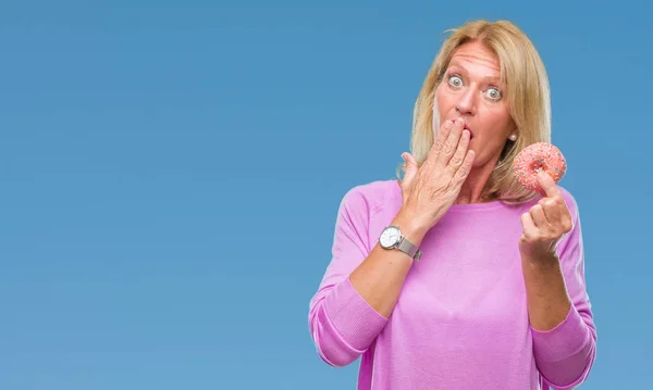 Mujer Rubia Mediana Edad Comiendo Rosquilla Sobre Fondo Aislado Cubrir —  Fotos de Stock