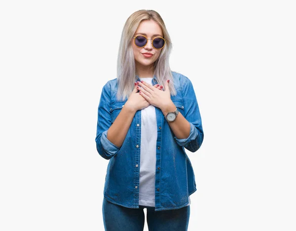 Unga Blonda Kvinnan Bär Solglasögon Över Isolerade Bakgrund Leende Med — Stockfoto