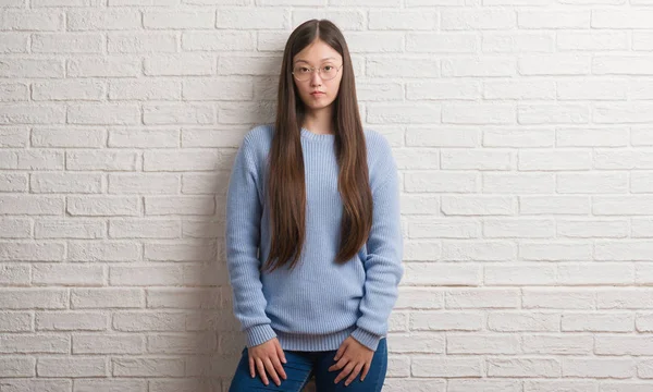 Joven Mujer Chinise Sobre Pared Ladrillo Blanco Con Expresión Seria —  Fotos de Stock