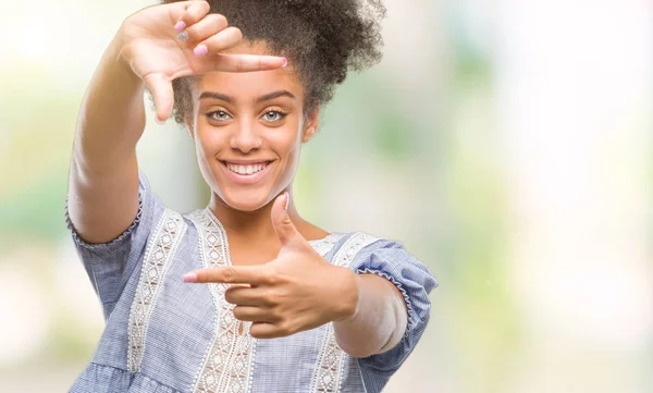 Jeune Femme Afro Américaine Sur Fond Isolé Souriant Faisant Cadre — Photo