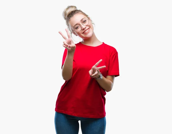 Mujer Rubia Joven Con Gafas Sobre Fondo Aislado Sonriendo Mirando — Foto de Stock