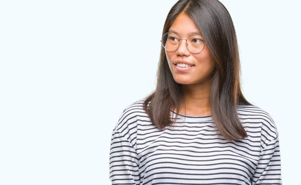 Jonge Aziatische Vrouw Bril Geïsoleerde Achtergrond Zoek Weg Aan Kant — Stockfoto