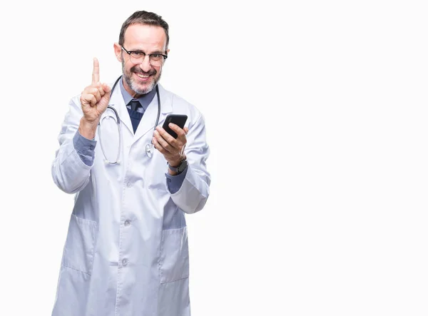 Mellersta Ålder Senior Hoary Doktor Mannen Textning Med Smartphone Isolerade — Stockfoto