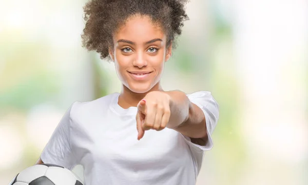 Joven Hermosa Afroamericana Sosteniendo Pelota Fútbol Sobre Fondo Aislado Señalando —  Fotos de Stock