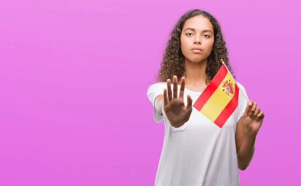 Jovem Hispânica Segurando Bandeira Espanha Com Mão Aberta Fazendo Sinal — Fotografia de Stock