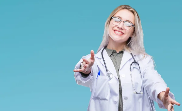 Ung Blond Läkare Kvinna Över Isolerade Bakgrund Tittar Kameran Leende — Stockfoto