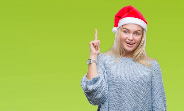 Junge Kaukasische Frau Mit Weihnachtsmütze Über Isoliertem Hintergrund Mit Erhobenem — Stockfoto