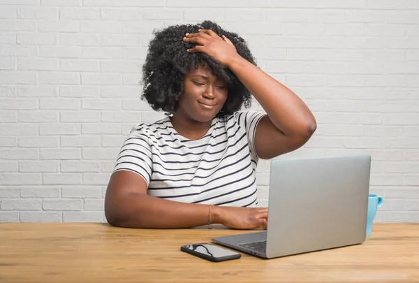 Mujer Afroamericana Joven Sentada Mesa Usando Computadora Portátil Estresada Con — Foto de Stock