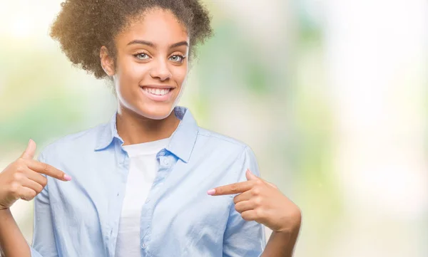 Молодих Афро Американку Над Ізольованих Фон Дивлячись Впевнені Посмішкою Обличчі — стокове фото
