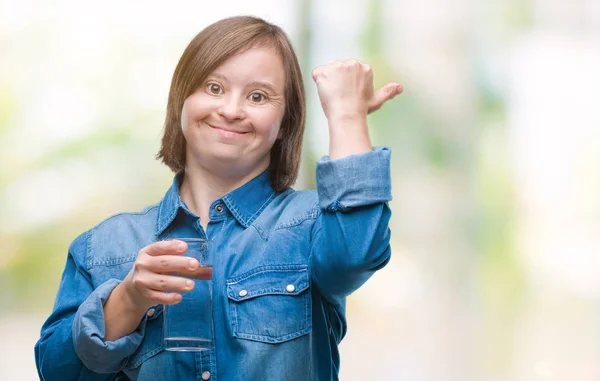 Junge Erwachsene Frau Mit Syndrom Trinkt Wasser Über Isoliertem Hintergrund — Stockfoto