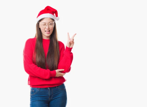 Jovem Chinesa Sobre Fundo Isolado Vestindo Chapéu Natal Sorrindo Com — Fotografia de Stock