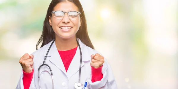 Unga Arabiska Läkare Kvinna Över Isolerade Bakgrund Glada För Framgång — Stockfoto