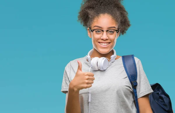 Jovem Estudante Afro Americana Usando Fones Ouvido Mochila Sobre Fundo — Fotografia de Stock