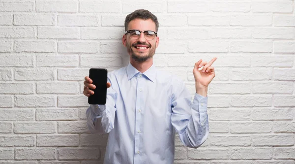 Joven Hombre Adulto Hablando Por Teléfono Pie Sobre Pared Ladrillo —  Fotos de Stock