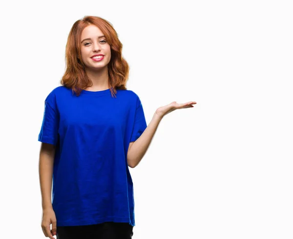 Jovem Bela Mulher Sobre Fundo Isolado Sorrindo Alegre Apresentando Apontando — Fotografia de Stock