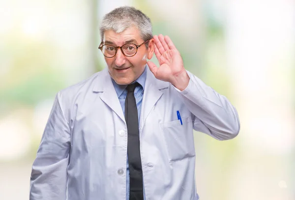 英俊的资深医生 科学家专业的人穿白色外套在隔绝的背景微笑以手在耳朵听见谣言或八卦 耳聋概念 — 图库照片