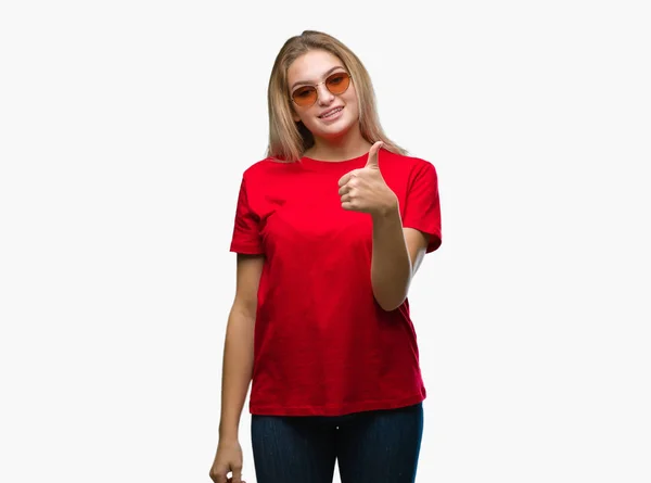 Young Caucasian Woman Wearing Sunglasses Isolated Background Doing Happy Thumbs — Stock Photo, Image