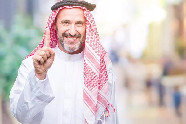 Старший Арабський Чоловік Носить Кефій Над Ізольованим Тлом Показуючи Вказуючи — стокове фото