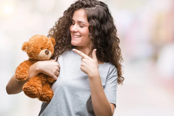 Mladá Bruneta Dívka Drží Medvídek Izolované Pozadí Velmi Šťastný Ukázal — Stock fotografie