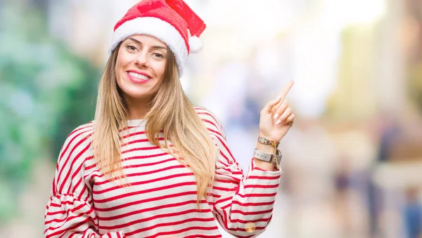 Jovem Mulher Bonita Vestindo Chapéu Natal Sobre Fundo Isolado Com — Fotografia de Stock