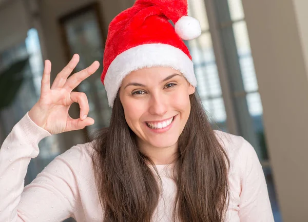 Krásná Mladá Žena Nosí Santa Claus Klobouk Doma Usmívala Pozitivní — Stock fotografie